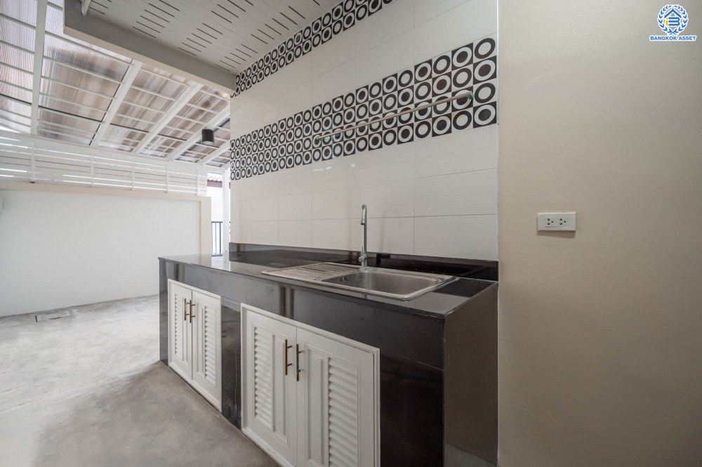 บ้านมือสองตกแต่งใหม่ โครงการ ดรีมเพลส สวนผัก ทาวน์เฮ้าส์หลังมุมพื้นที่กว้าง 28.5 ตร.ว. ฟังก์ชัน 3 ห้องนอน 2 ห้องน้ำ สิ่งอำนวยความสะดวกครบครัน พร้อมตอบโจทย์ทุกการเข้าอยู่ บนทำเลที่เชื่อมต่อหลายเส้นทาง ถนนราชพฤกษ์, พระราม5 และบรมราชชนนี ใกล้ทางด่วน "ศรีรัช"